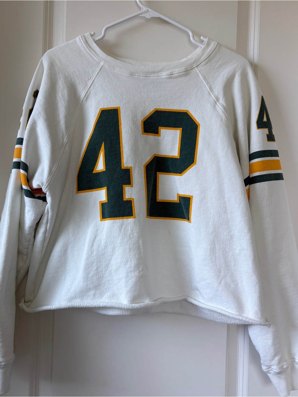 Retrobrand Cropped Sweatshirt with Green & Gold '42' Graphic - Green Bay Packers